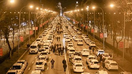 Los taxistas cumplen una semana de huelga en Madrid colapsando la Castellana.