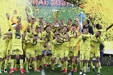 Así narramos en COPE la entrega del primer trofeo de la Europa League para el Villarreal