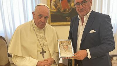 Carlos Herrera presenta la Virgen de la Candelaria al Papa Francisco