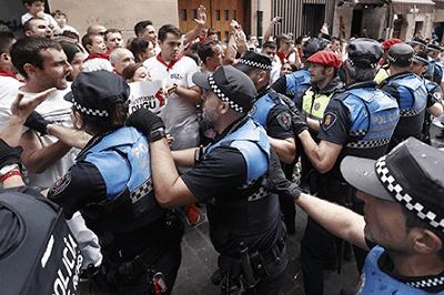 Tres policas heridos en incidentes al trmino de la procesin de San Fermn