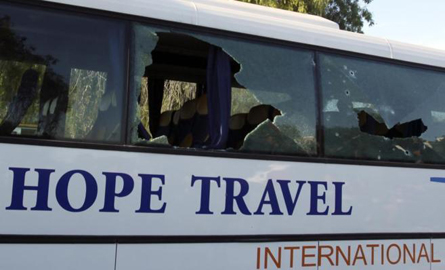  Un autobús turístico atacado ayer en Túnez. Zoubeir Souissi REUTERS 