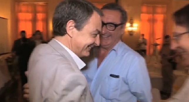 Carlos Herrera saluda a José Luis Rodríguez Zapatero tras la rueda de prensa que dio en Cuba