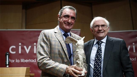 El periodista Carlos Herrera junto al presidente de Civismo, Julio Pomés